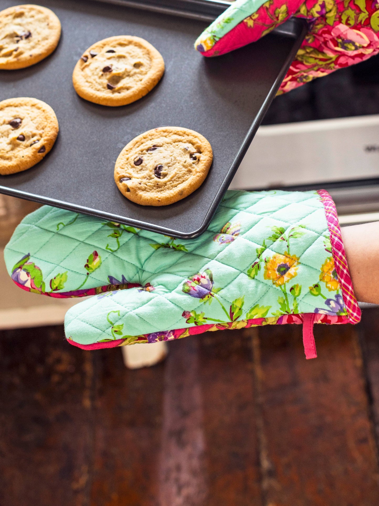 
                  
                    April Cornell Spring Fling Patchwork Oven Mitt Set of 2
                  
                